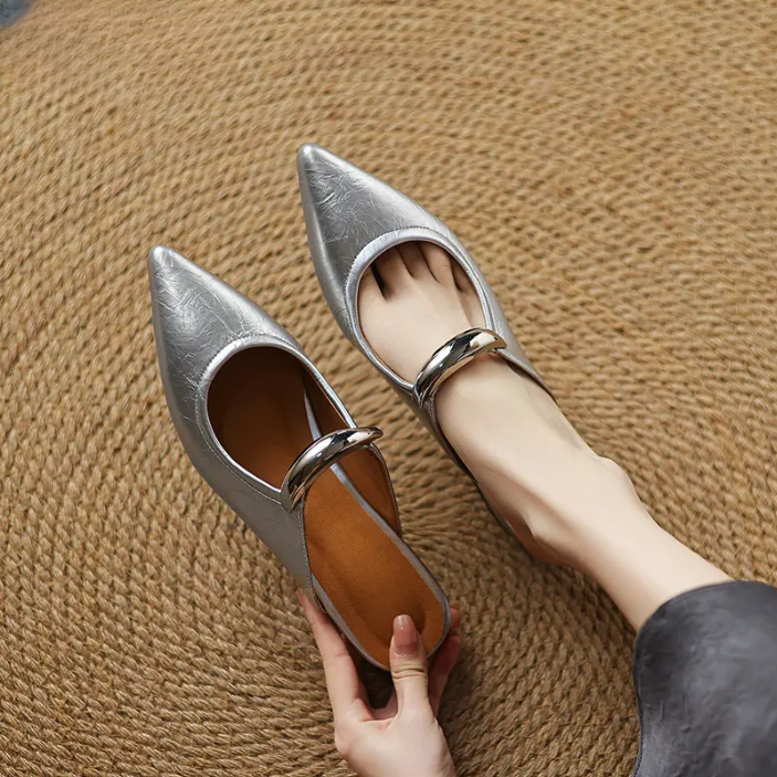 Roslyn Hollow Pumps